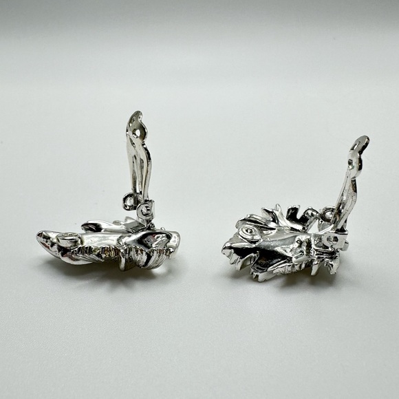 LISNER Vintage Signed Clip On Silver Tone Mid Century Leaf Clip On Earrings - Picture 6 of 11